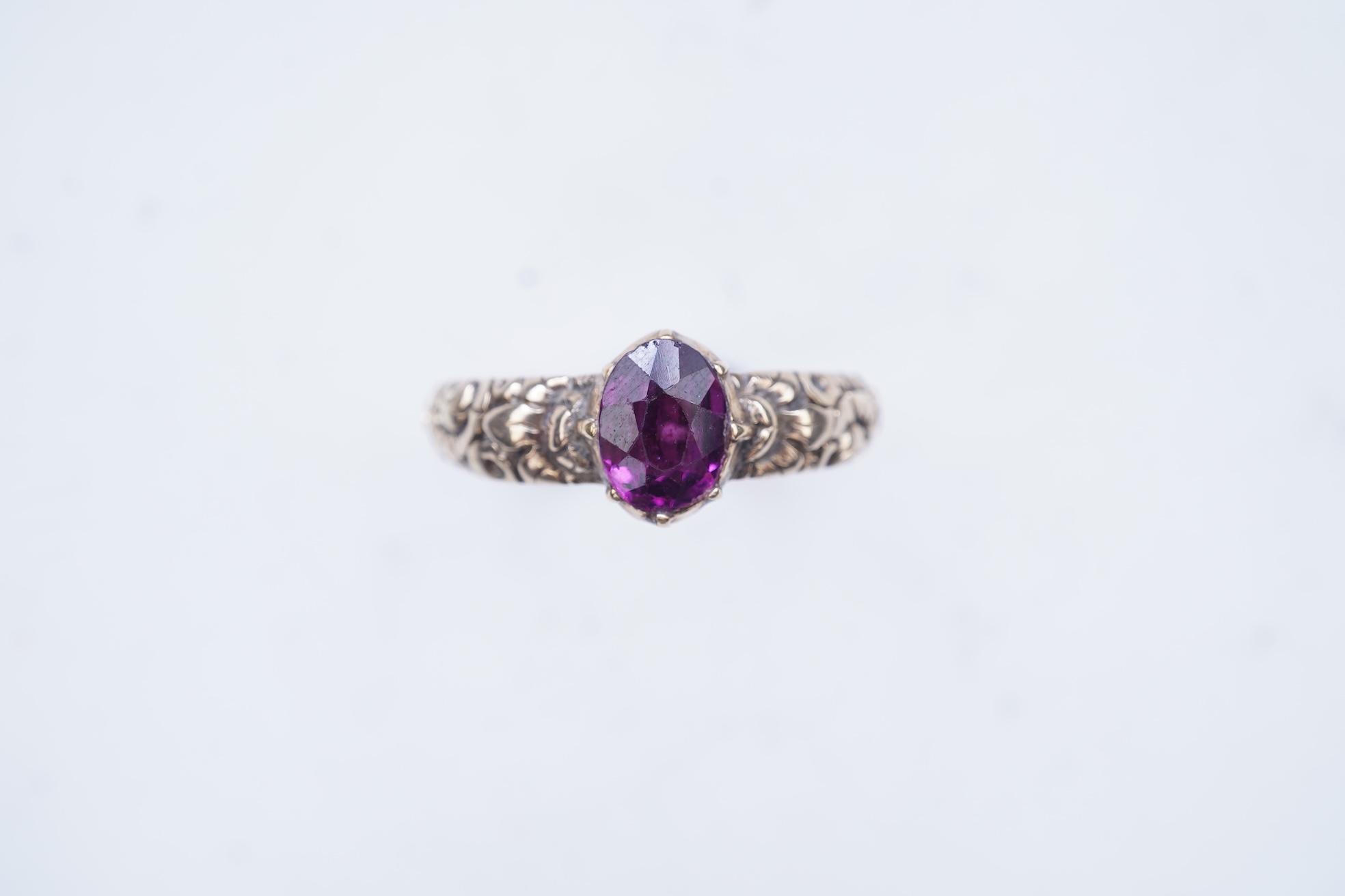 A garnet ring with carved floral gold band, 19th century